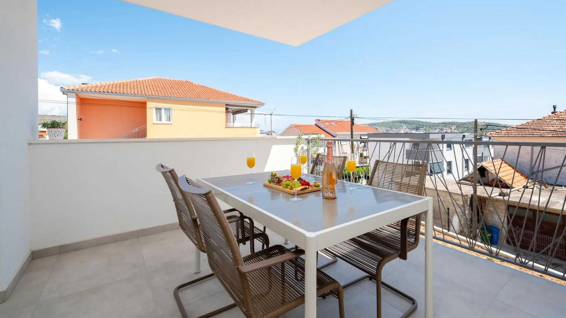 הקונטקטים של Apartment Sarana Trogir